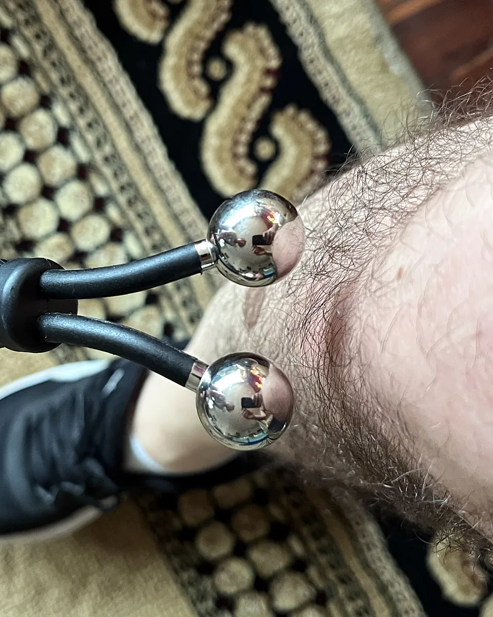 Electrodo en Y de doble esfera metálica aplicado sobre la rodilla